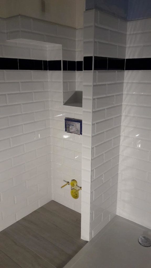 Douche avec bac extra plat et carrelage blanc aux murs par Shane Candy 44